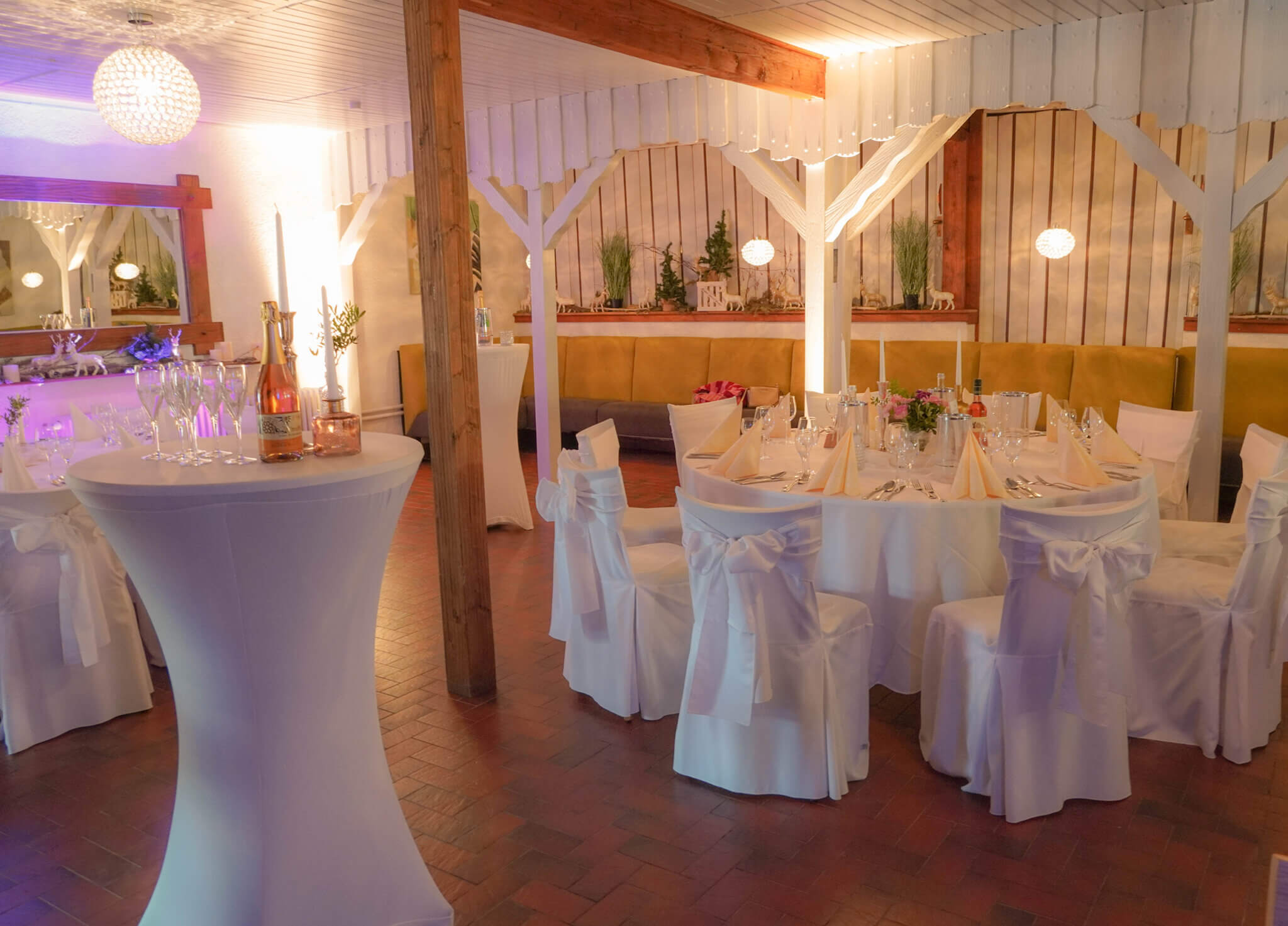 Feierlich gedeckte Tische